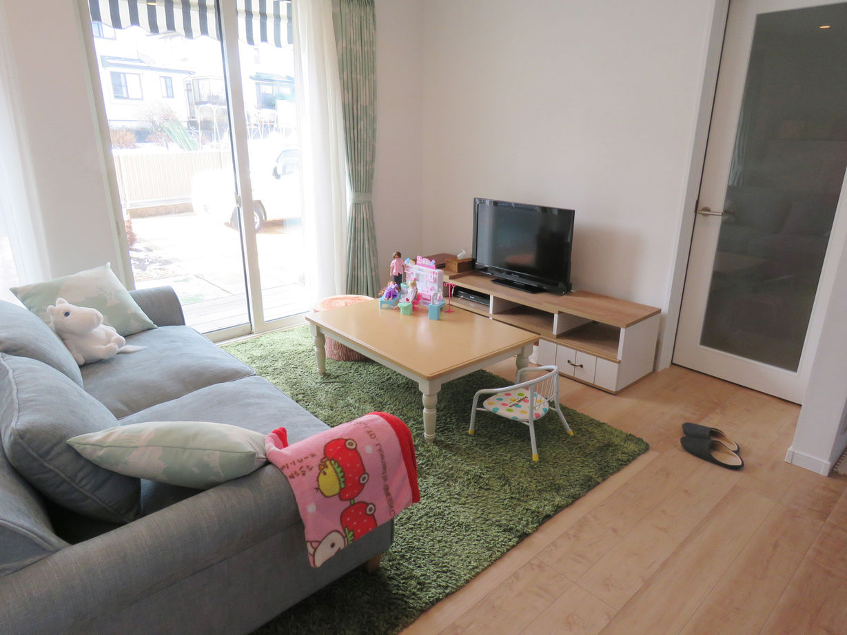 エースホーム山梨（芙蓉建設） 【リビング階段／インナールーフバルコニー／土間収納】真っ白な外壁が青空に映える洋風デザインの家の建築実例画像3