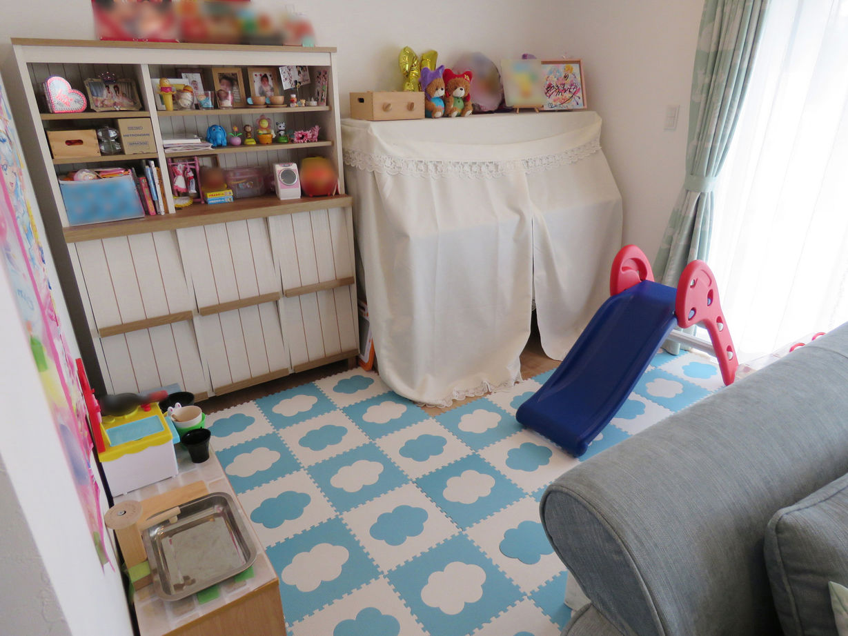 エースホーム山梨（芙蓉建設） 【リビング階段／インナールーフバルコニー／土間収納】真っ白な外壁が青空に映える洋風デザインの家の建築実例画像4