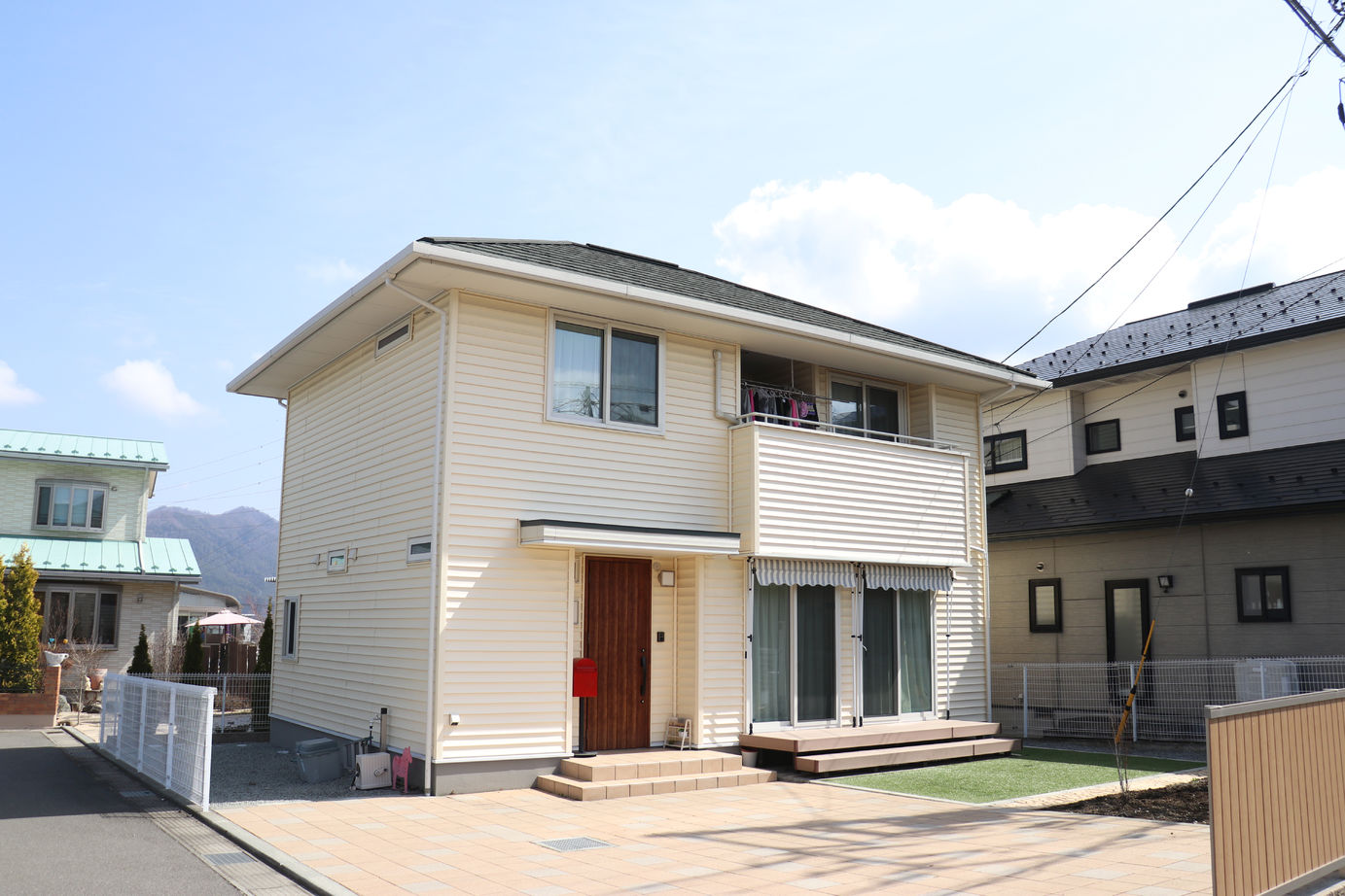 エースホーム山梨（芙蓉建設） 【リビング階段／インナールーフバルコニー／土間収納】真っ白な外壁が青空に映える洋風デザインの家の建築実例画像5