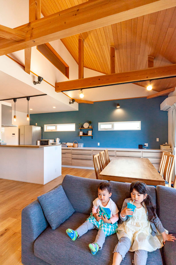 ケー・エイチ・ケー 【平屋×ナチュラルモダン｜間取り図あり】木の温もりあふれる開放的な住空間。子育ても快適な平屋の住まいの建築実例画像2