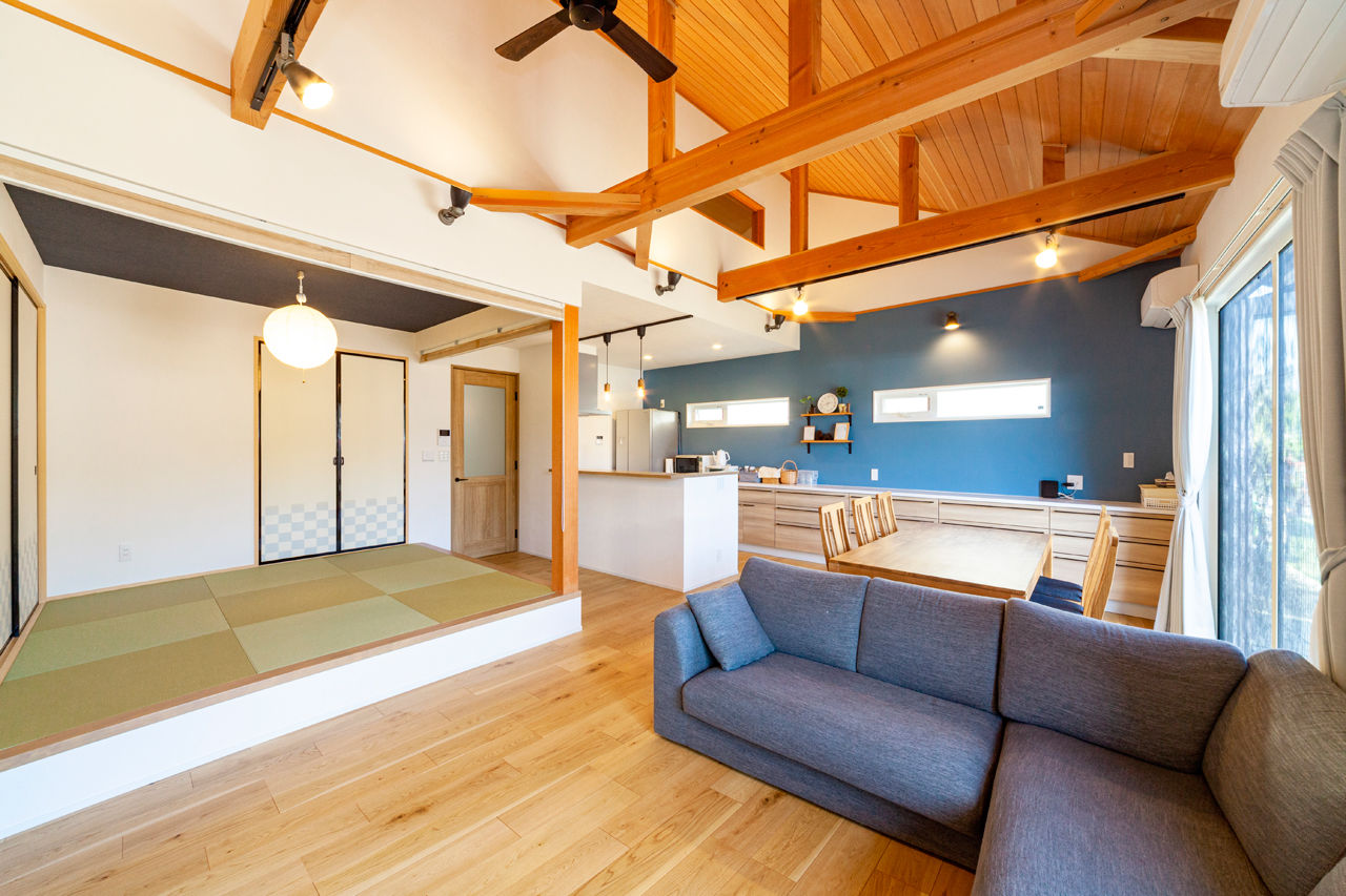 ケー・エイチ・ケー 【平屋×ナチュラルモダン｜間取り図あり】木の温もりあふれる開放的な住空間。子育ても快適な平屋の住まいの建築実例画像3