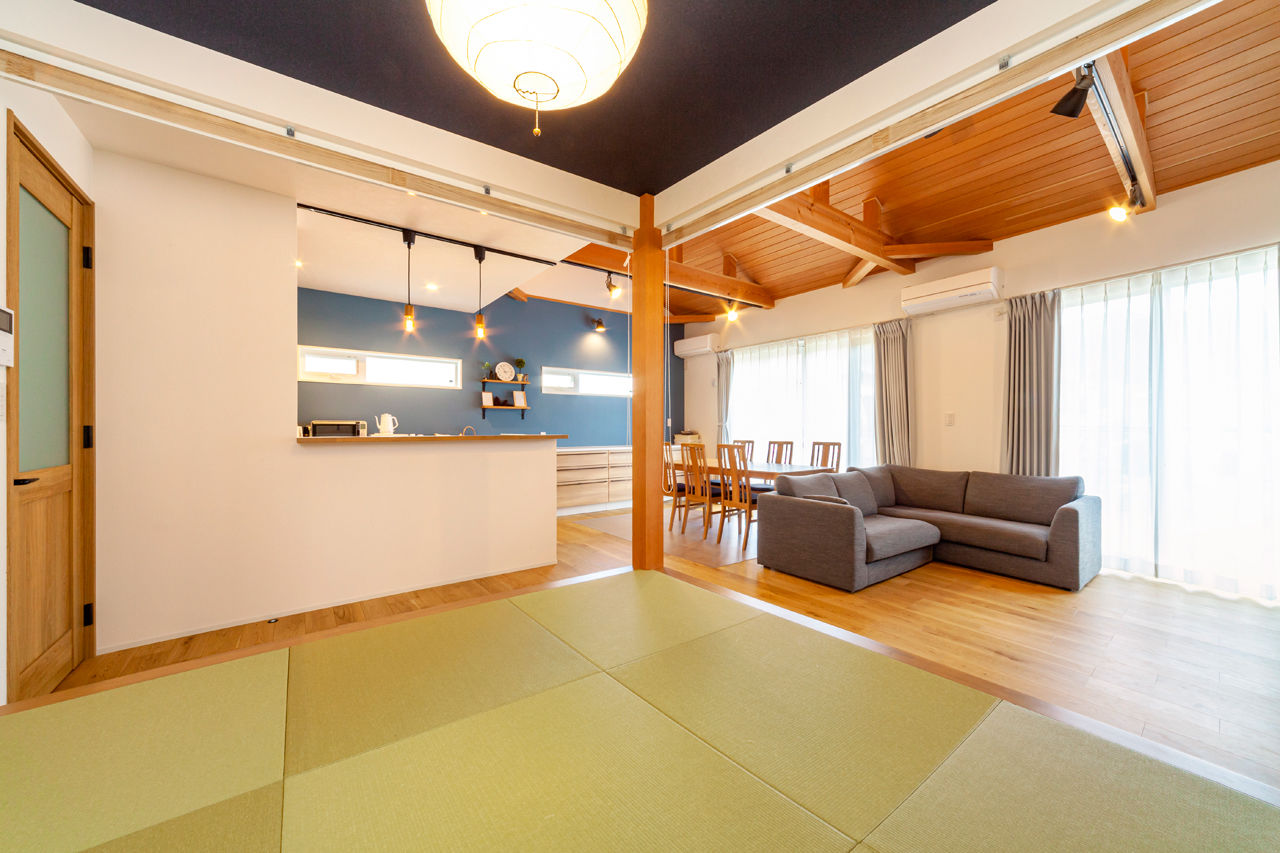 ケー・エイチ・ケー 【平屋×ナチュラルモダン｜間取り図あり】木の温もりあふれる開放的な住空間。子育ても快適な平屋の住まいの建築実例画像4