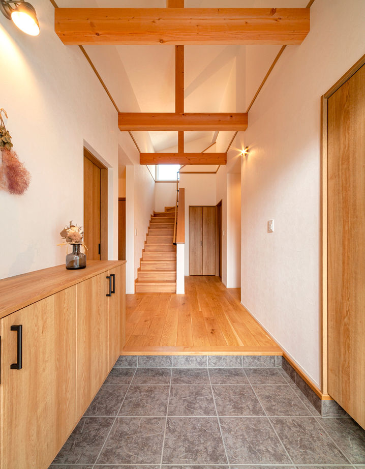 ケー・エイチ・ケー 【平屋×ナチュラルモダン｜間取り図あり】木の温もりあふれる開放的な住空間。子育ても快適な平屋の住まいの建築実例画像6