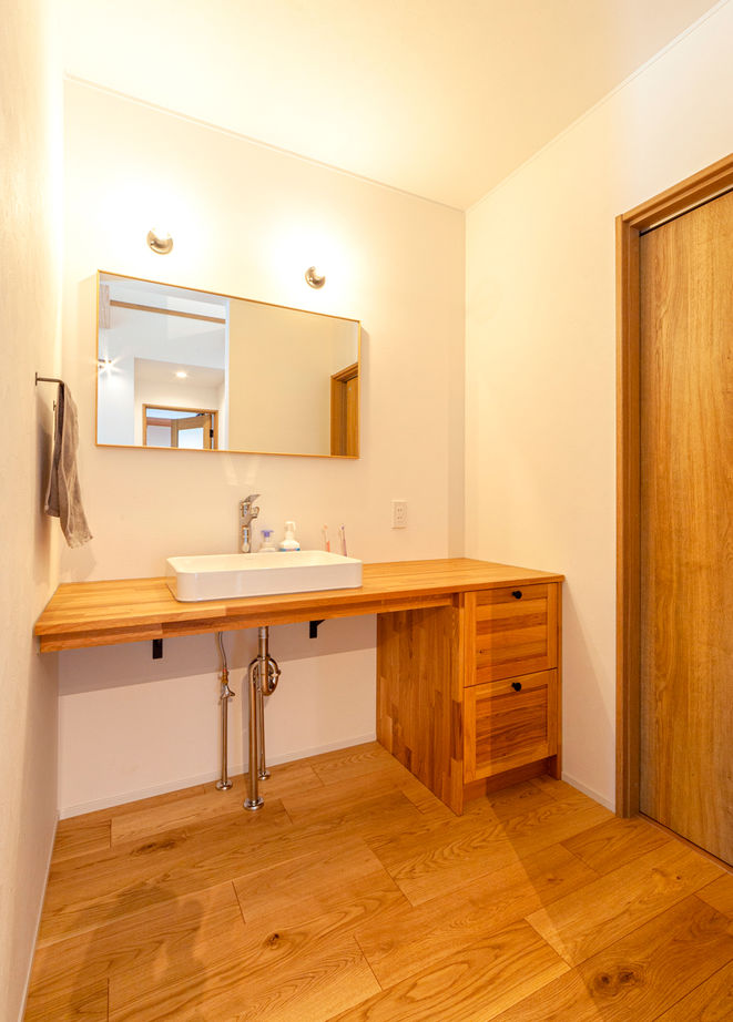 ケー・エイチ・ケー 【平屋×ナチュラルモダン｜間取り図あり】木の温もりあふれる開放的な住空間。子育ても快適な平屋の住まいの建築実例画像8