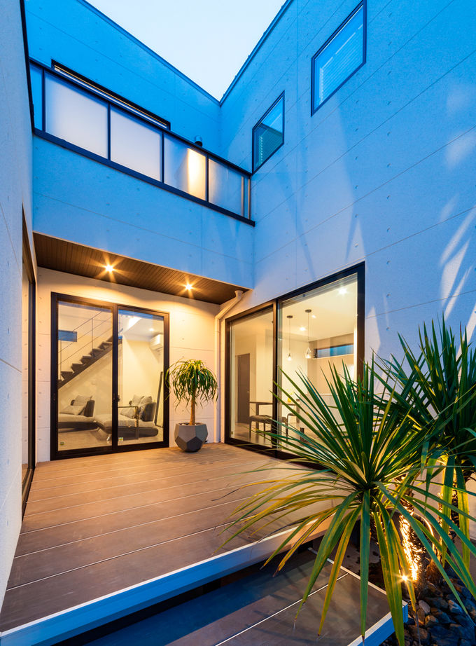 ケー・エイチ・ケー 【シンプルモダン×中庭×リゾートライク｜間取り図あり】開放感あふれるプライベートテラスのある家の建築実例画像2