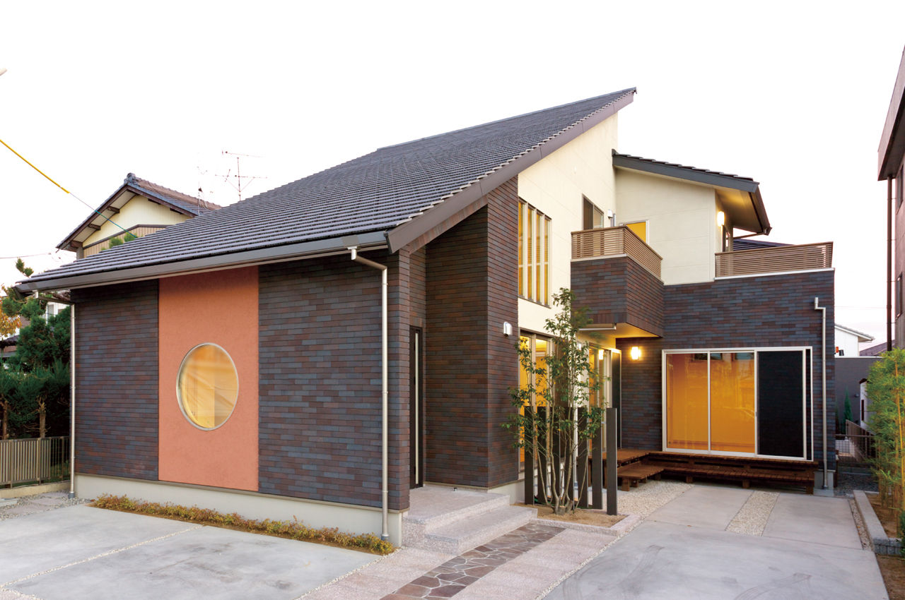 ケー・エイチ・ケー 【和モダン×土間×吹抜けリビング】家全体がひとつになったような大空間が広がる、和の趣あふれる住まいの建築実例画像1