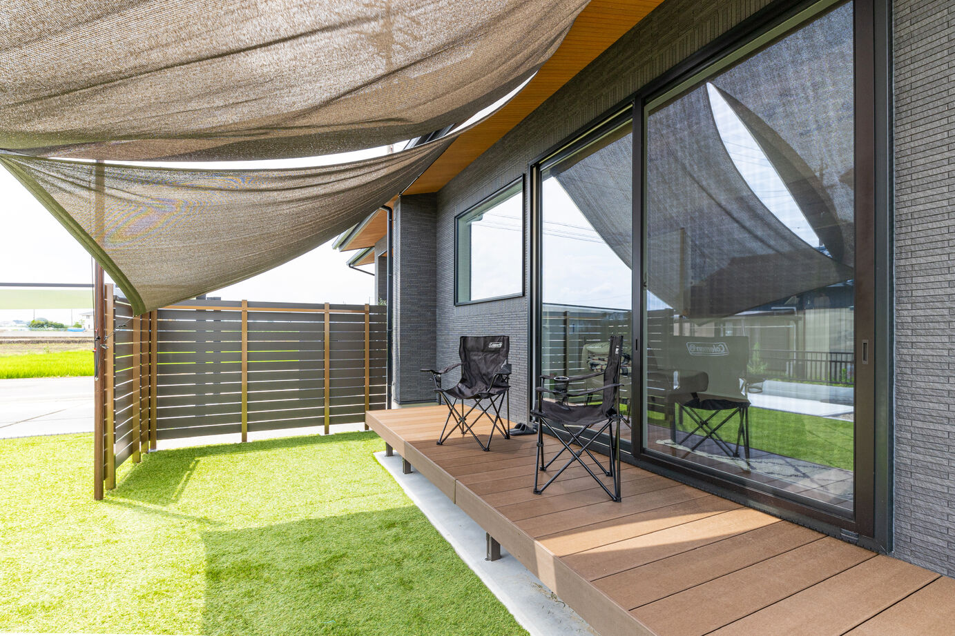 ケー・エイチ・ケー 【平屋/高気密/回遊動線/子育て】窓からの光で気持ちも明るく。家族の理想と居心地の良さを追求した平屋の建築実例画像2