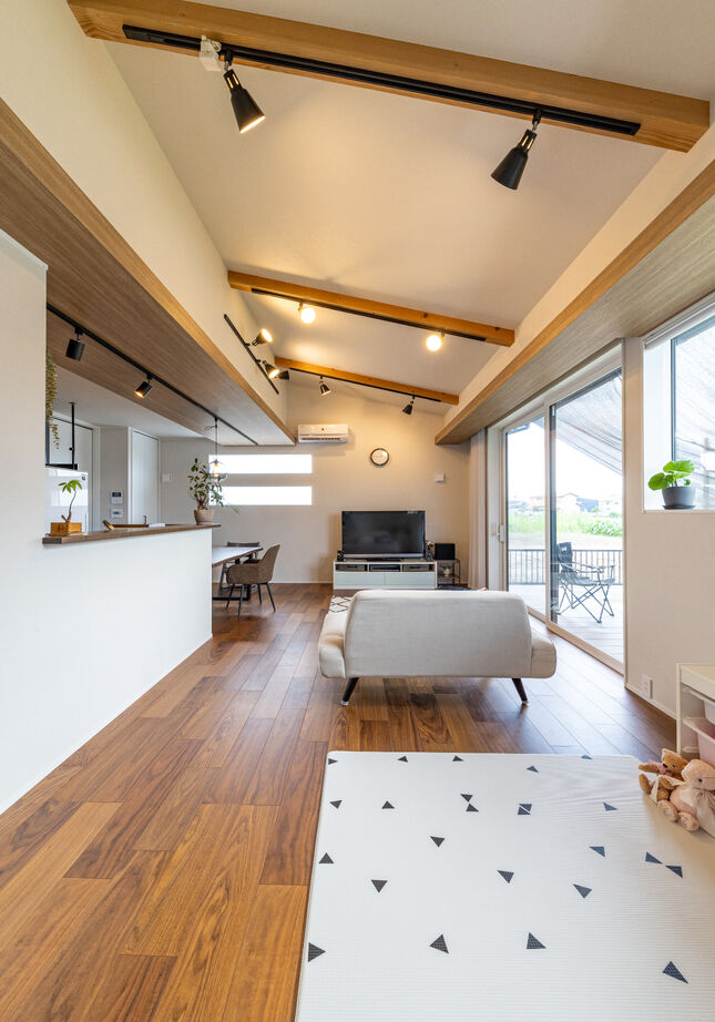 ケー・エイチ・ケー 【平屋/高気密/回遊動線/子育て】窓からの光で気持ちも明るく。家族の理想と居心地の良さを追求した平屋の建築実例画像3