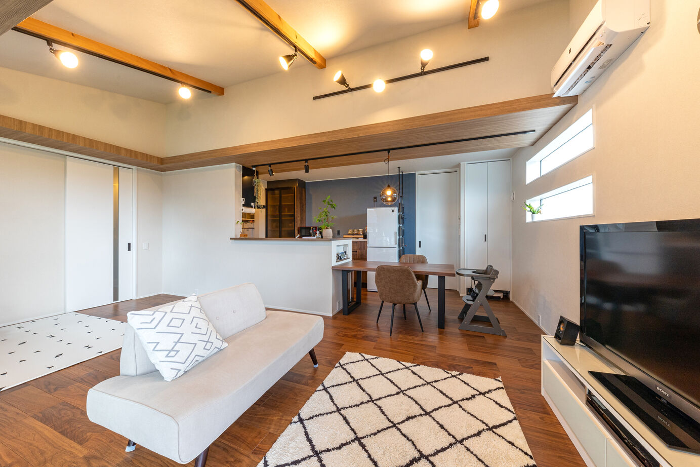 ケー・エイチ・ケー 【平屋/高気密/回遊動線/子育て】窓からの光で気持ちも明るく。家族の理想と居心地の良さを追求した平屋の建築実例画像4