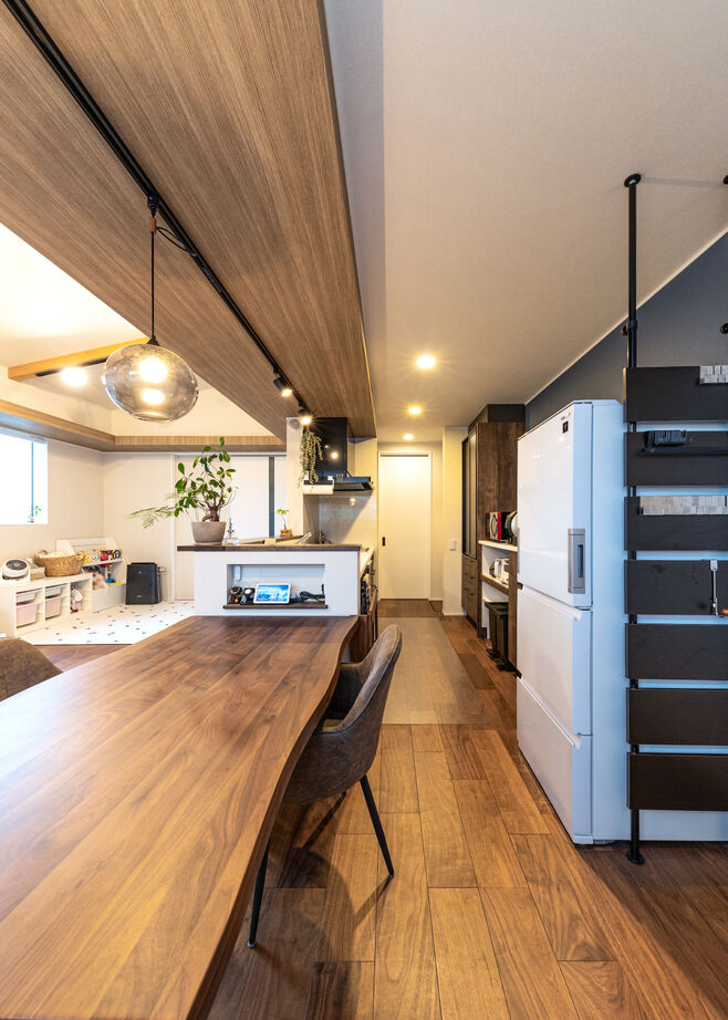 ケー・エイチ・ケー 【平屋/高気密/回遊動線/子育て】窓からの光で気持ちも明るく。家族の理想と居心地の良さを追求した平屋の建築実例画像5