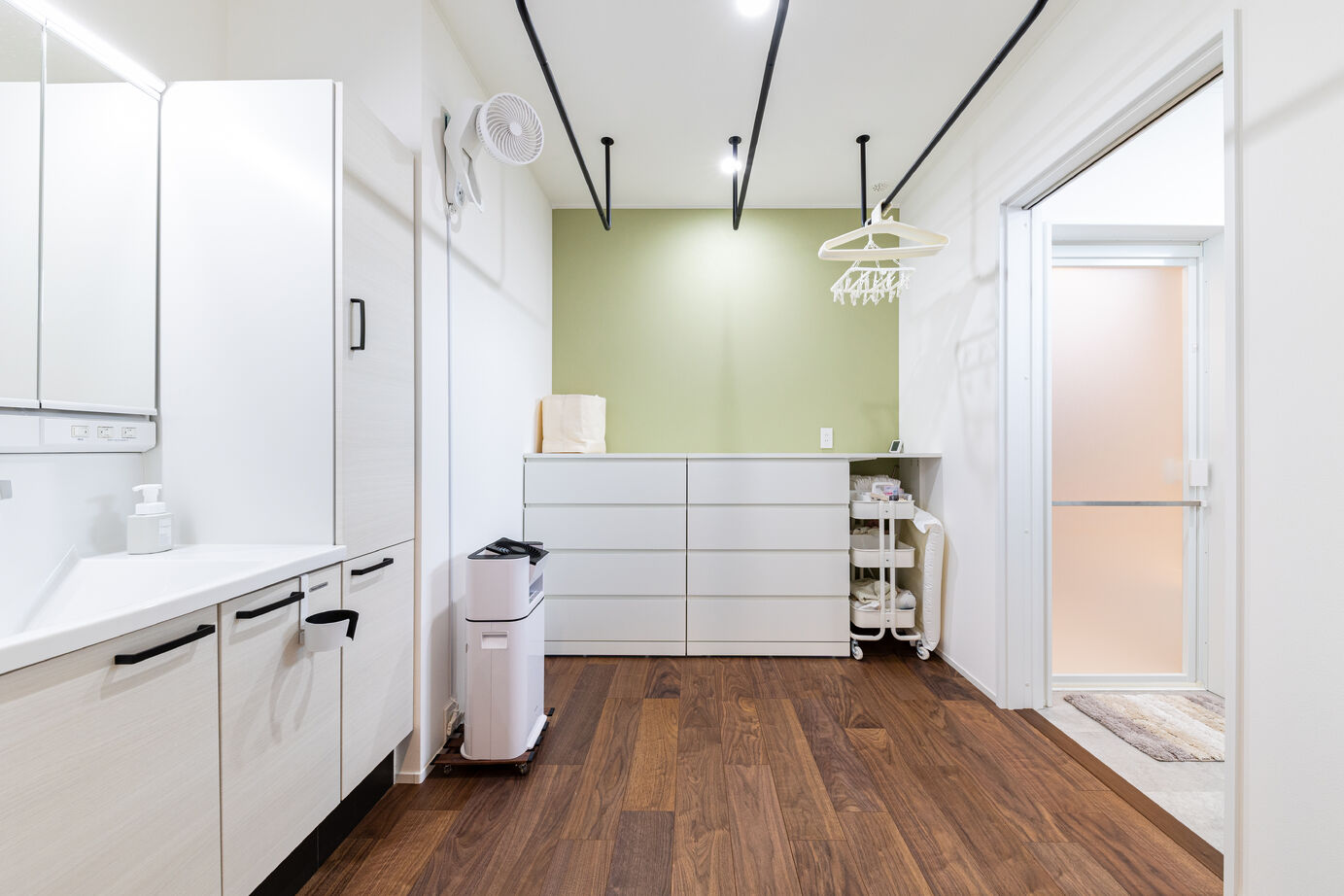 ケー・エイチ・ケー 【平屋/高気密/回遊動線/子育て】窓からの光で気持ちも明るく。家族の理想と居心地の良さを追求した平屋の建築実例画像6