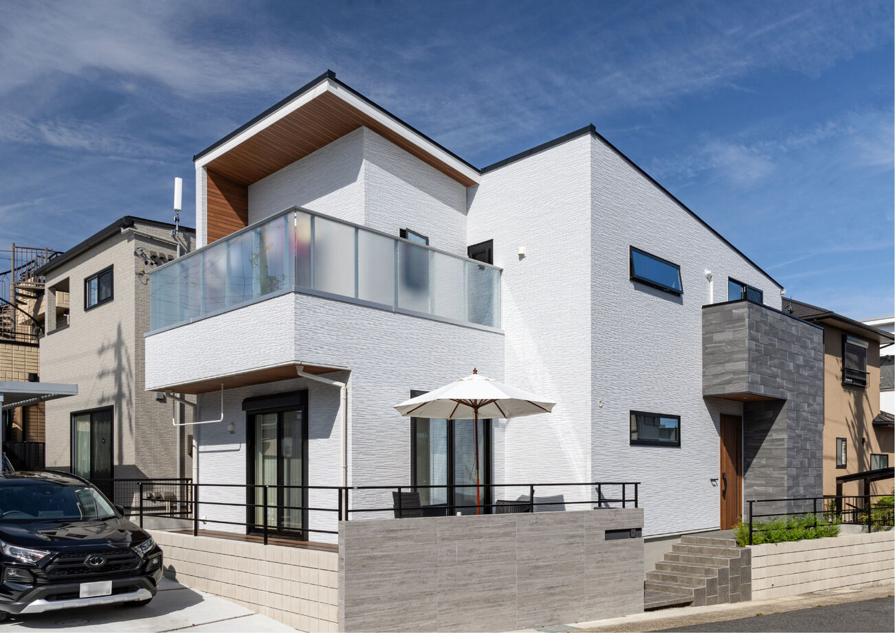 ケー・エイチ・ケー 【2,000万円台/ウッドデッキ/30坪台/40代/間取り有】都市での暮らしを満喫。家族を見守る明るいLDKのある家の建築実例画像