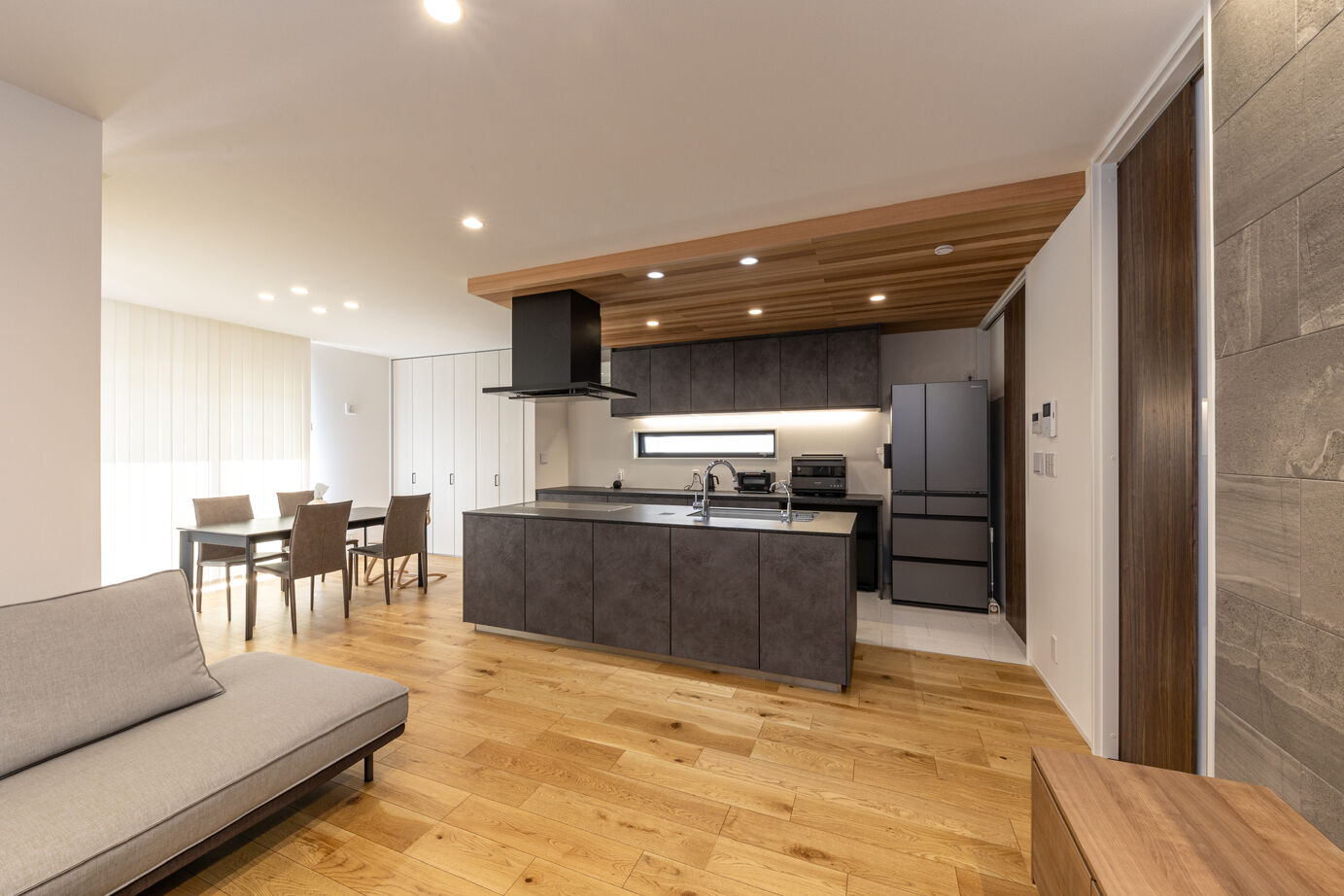 ケー・エイチ・ケー 【2,000万円台/ウッドデッキ/30坪台/40代/間取り有】都市での暮らしを満喫。家族を見守る明るいLDKのある家の建築実例画像4