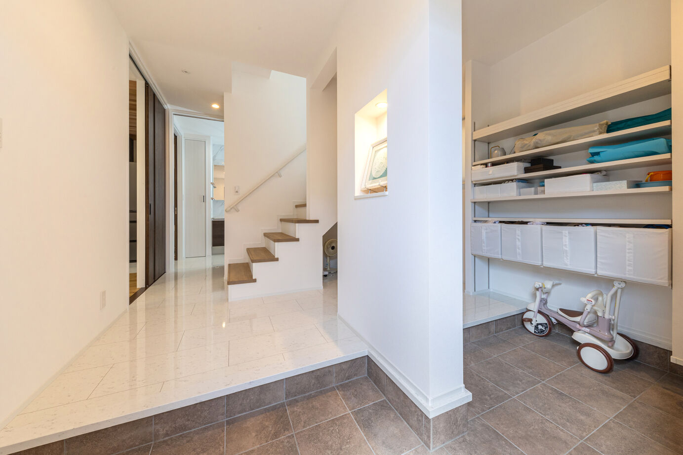 ケー・エイチ・ケー 【2,000万円台/ウッドデッキ/30坪台/40代/間取り有】都市での暮らしを満喫。家族を見守る明るいLDKのある家の建築実例画像6