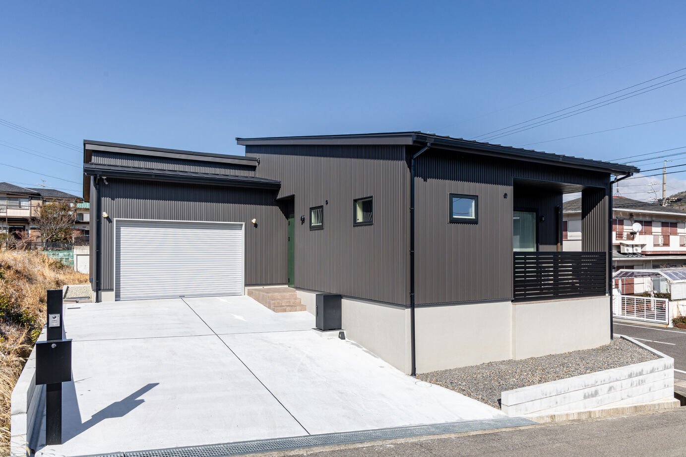 ケー・エイチ・ケー 【ガレージハウス/平屋/33坪/2000万円台】傾斜地で夢だったガレージを実現。太陽光搭載の省エネ平屋の建築実例画像2