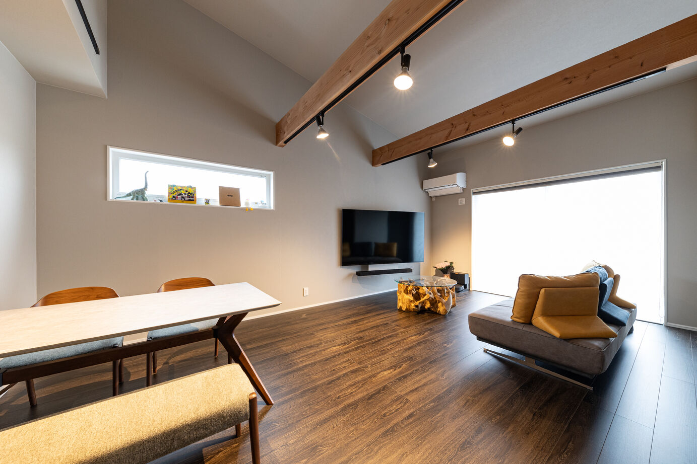 ケー・エイチ・ケー 【ガレージハウス/平屋/33坪/2000万円台】傾斜地で夢だったガレージを実現。太陽光搭載の省エネ平屋の建築実例画像3