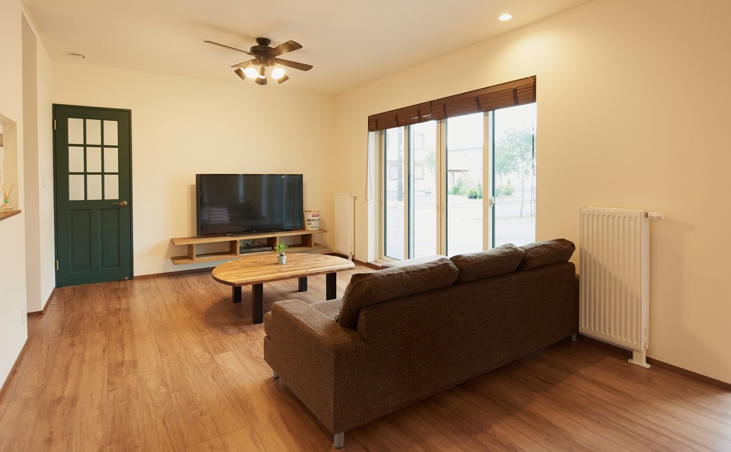 タマホーム 【2000万円台/122.55平米/間取り有り】自由設計や標準仕様の充実に納得。冬も快適なぬくもりにあふれた家の建築実例画像4