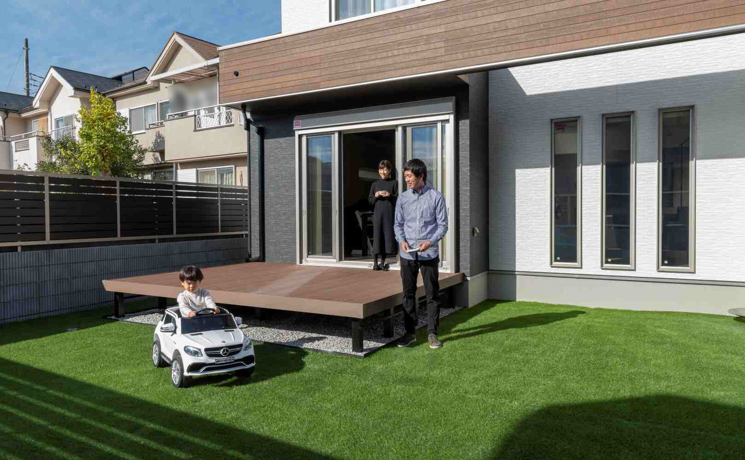 タマホーム 【2000万円台/134.34平米/間取り図有】キッチンや階段も素材にこだわった上質感が際立つスタイリッシュな家の建築実例画像2