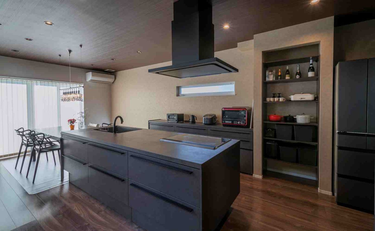 タマホーム 【2000万円台/134.34平米/間取り図有】キッチンや階段も素材にこだわった上質感が際立つスタイリッシュな家の建築実例画像3