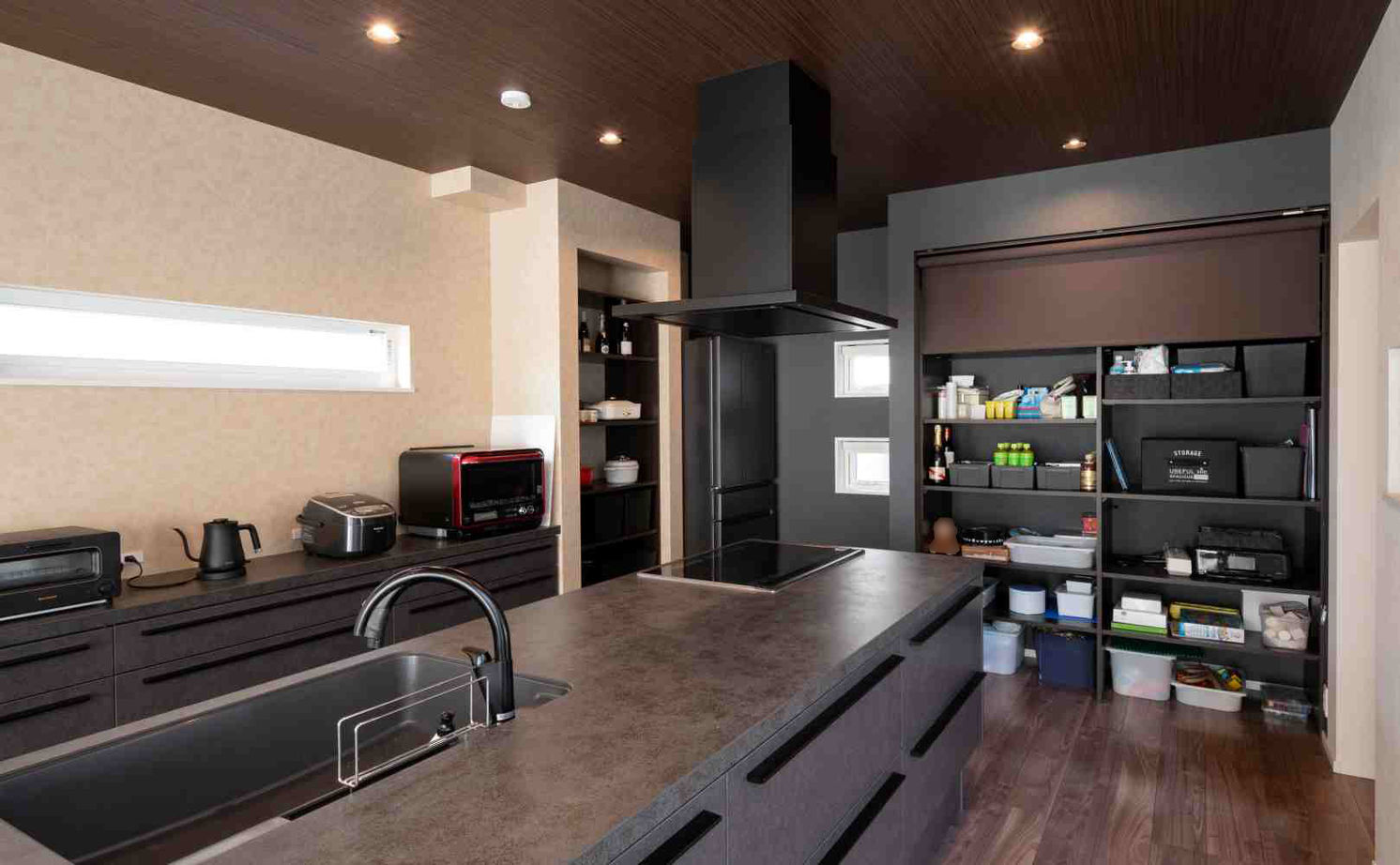 タマホーム 【2000万円台/134.34平米/間取り図有】キッチンや階段も素材にこだわった上質感が際立つスタイリッシュな家の建築実例画像4