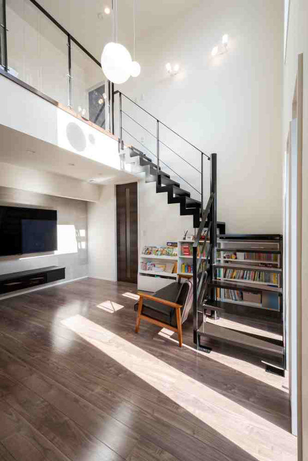 タマホーム 【2000万円台/134.34平米/間取り図有】キッチンや階段も素材にこだわった上質感が際立つスタイリッシュな家の建築実例画像5