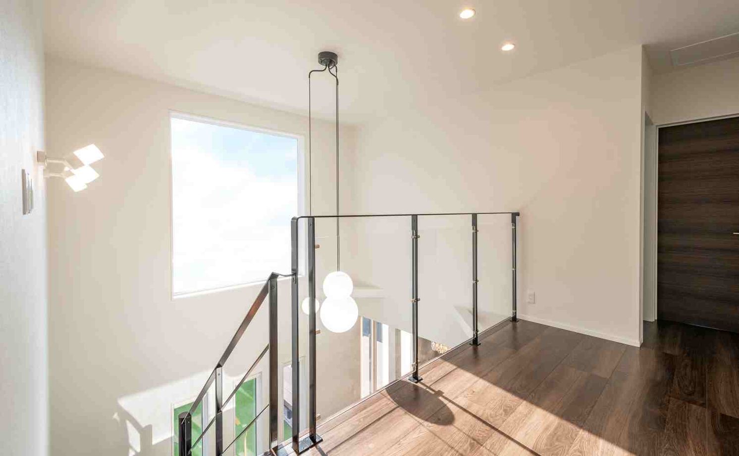 タマホーム 【2000万円台/134.34平米/間取り図有】キッチンや階段も素材にこだわった上質感が際立つスタイリッシュな家の建築実例画像6