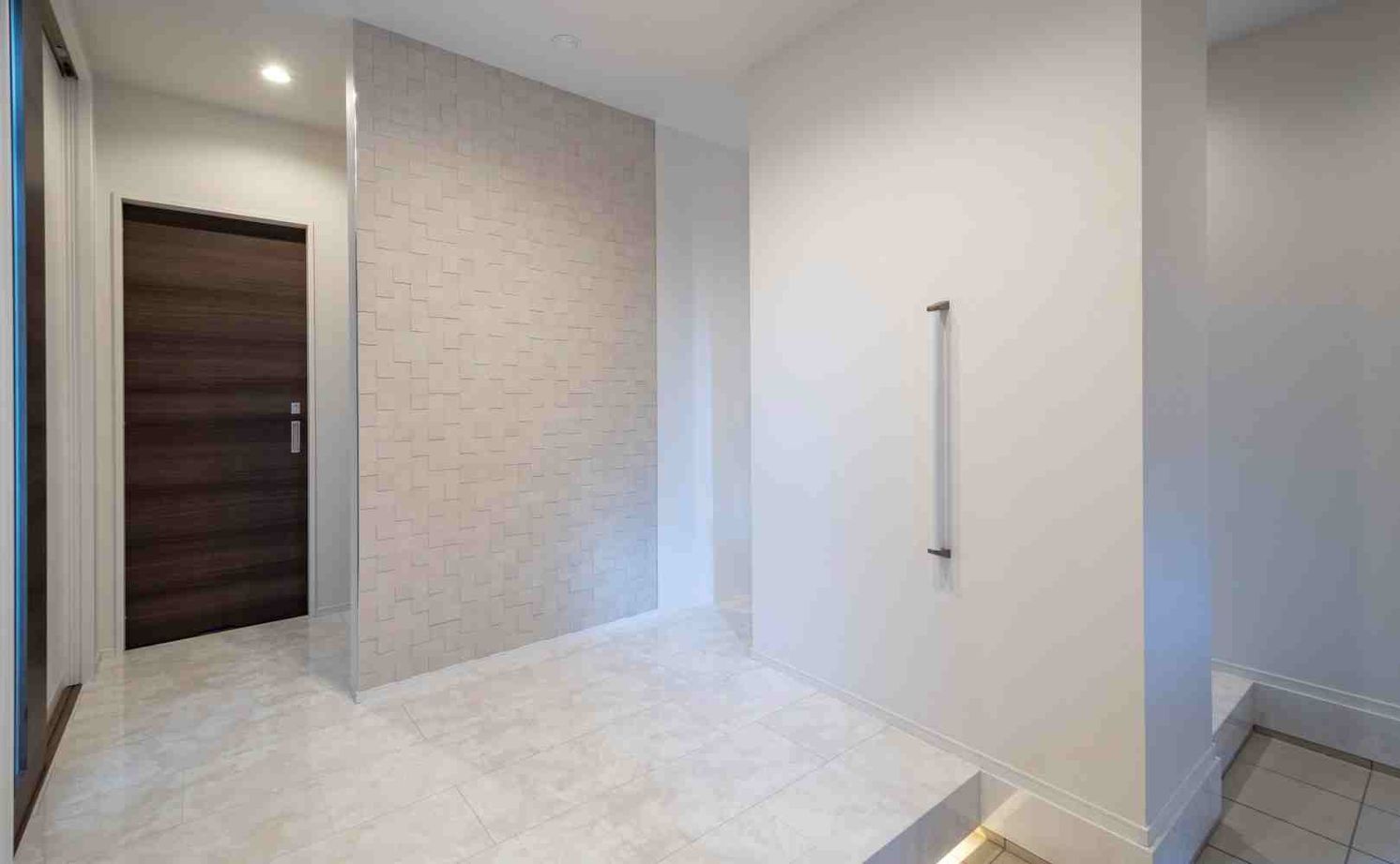 タマホーム 【2000万円台/134.34平米/間取り図有】キッチンや階段も素材にこだわった上質感が際立つスタイリッシュな家の建築実例画像7