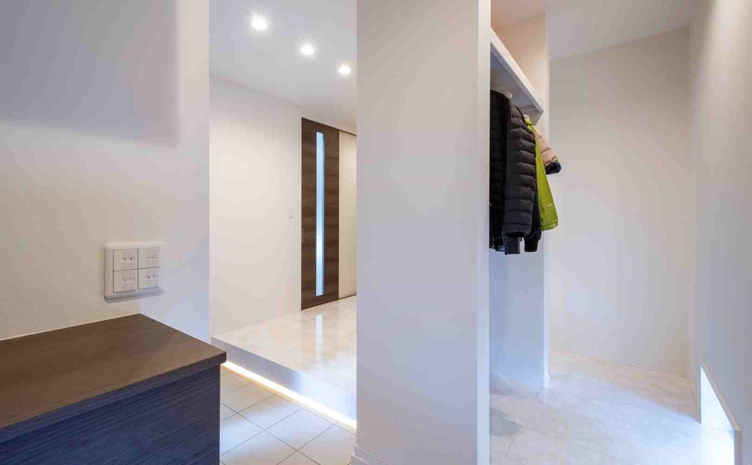 タマホーム 【2000万円台/134.34平米/間取り図有】キッチンや階段も素材にこだわった上質感が際立つスタイリッシュな家の建築実例画像8