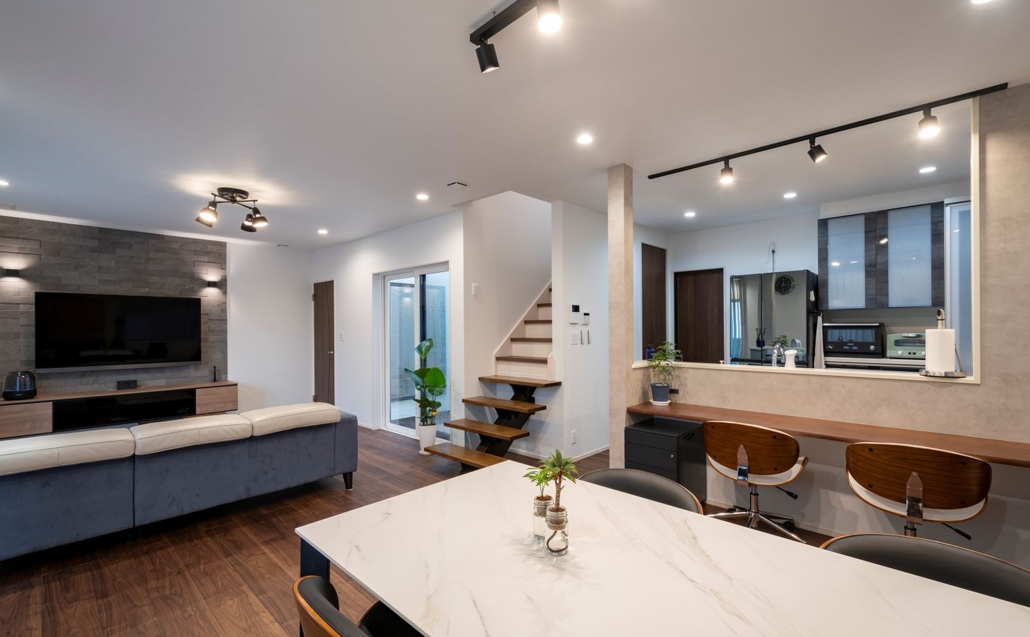 タマホーム 【2000万円台/139.94平米/間取り有】静かな生活＆光熱費の削減に満足。家族一緒におうち時間を楽しむ家の建築実例画像3