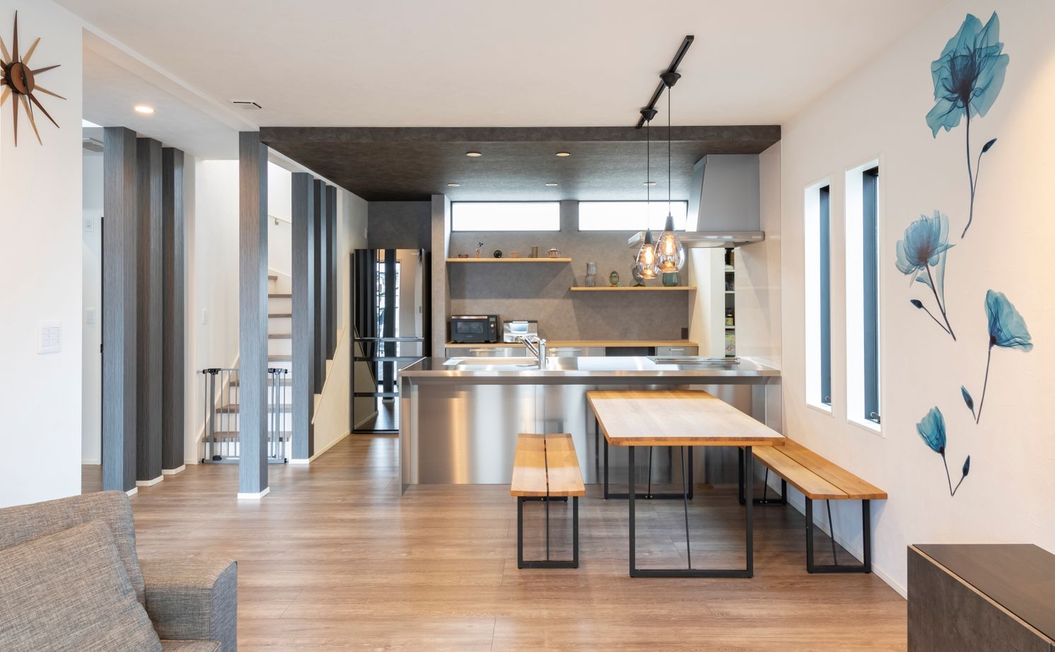 タマホーム 【2000万円台/107.64平米/間取り有】オプションとの差額の少なさも評価。20代で叶えたカッコイイ住まいの建築実例画像2