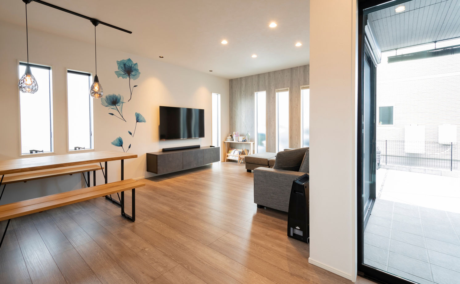 タマホーム 【2000万円台/107.64平米/間取り有】オプションとの差額の少なさも評価。20代で叶えたカッコイイ住まいの建築実例画像4