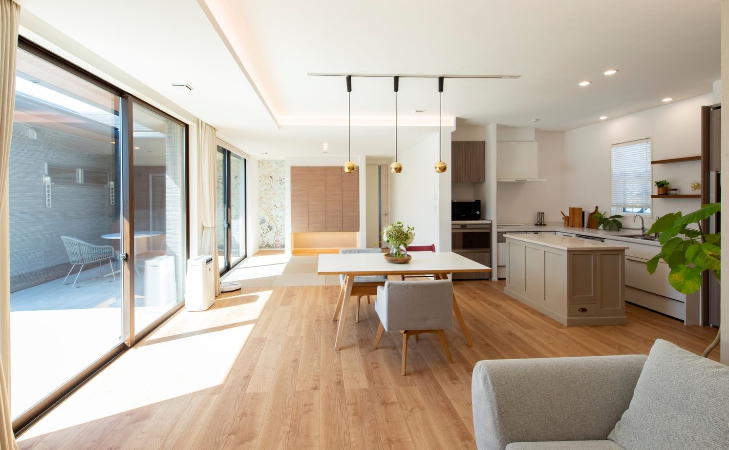 タマホーム 【2000万円台/137.05平米/間取り有】設計自由度の高さと価格が決め手。自然と親しみやすい平屋の住まいの建築実例画像2