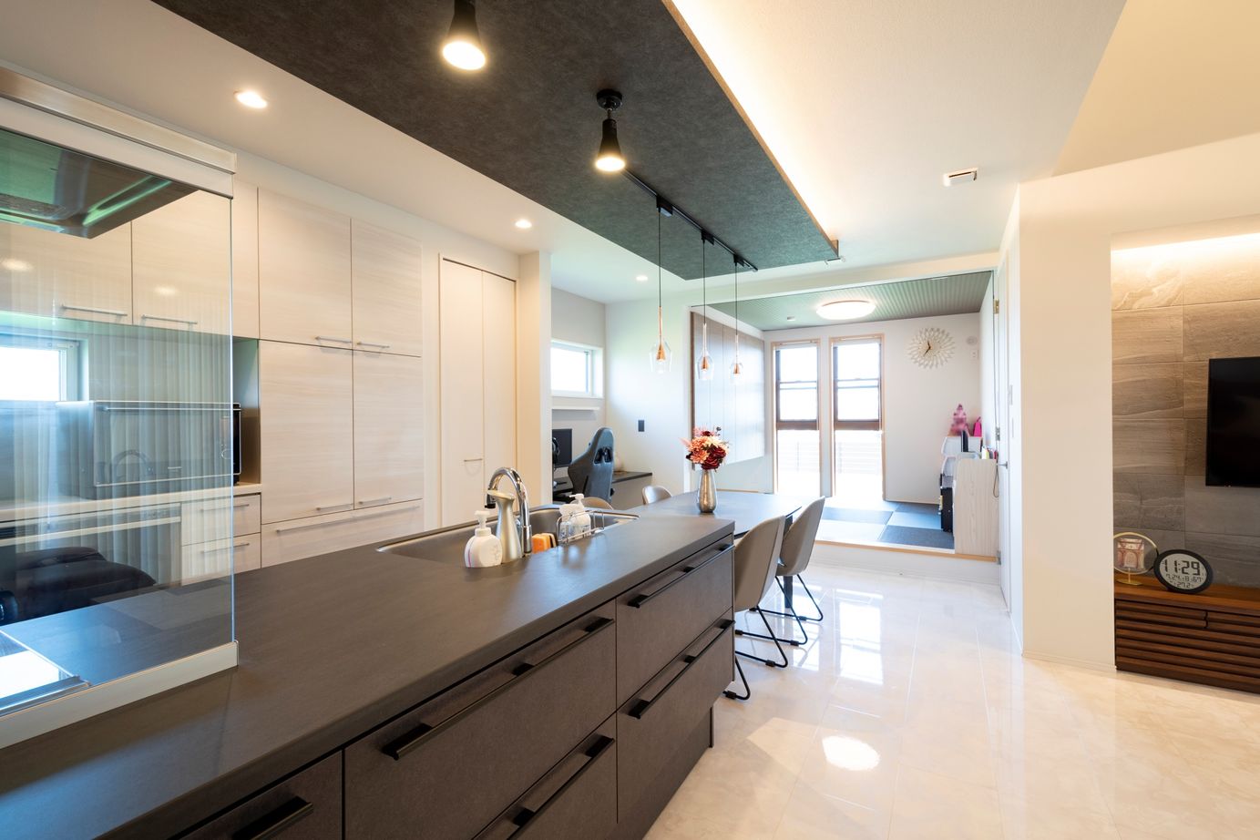 タマホーム 【2000万円台/130.01平米/間取り図有】高い断熱性能と巧みな設計で夏も冬も快適、風が抜ける平屋の住まいの建築実例画像3