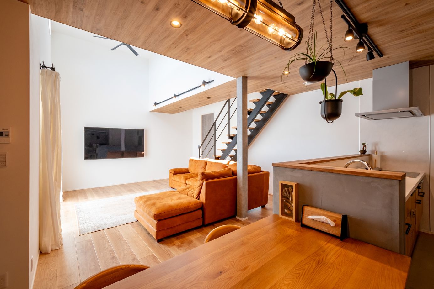 タマホーム 【2000万円台/133.53平米/間取り図有】普遍的な美しさを追求したシンプルモダンな平屋の住まいの建築実例画像2