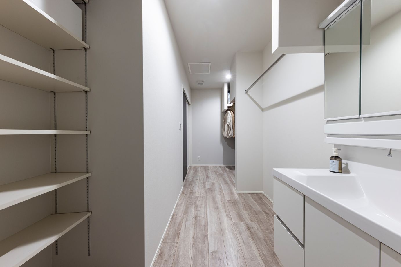 タマホーム 【2000万円台/112.41平米/間取り図有】「ホテルライク」にこだわった、美しく機能的な平屋の住まいの建築実例画像9