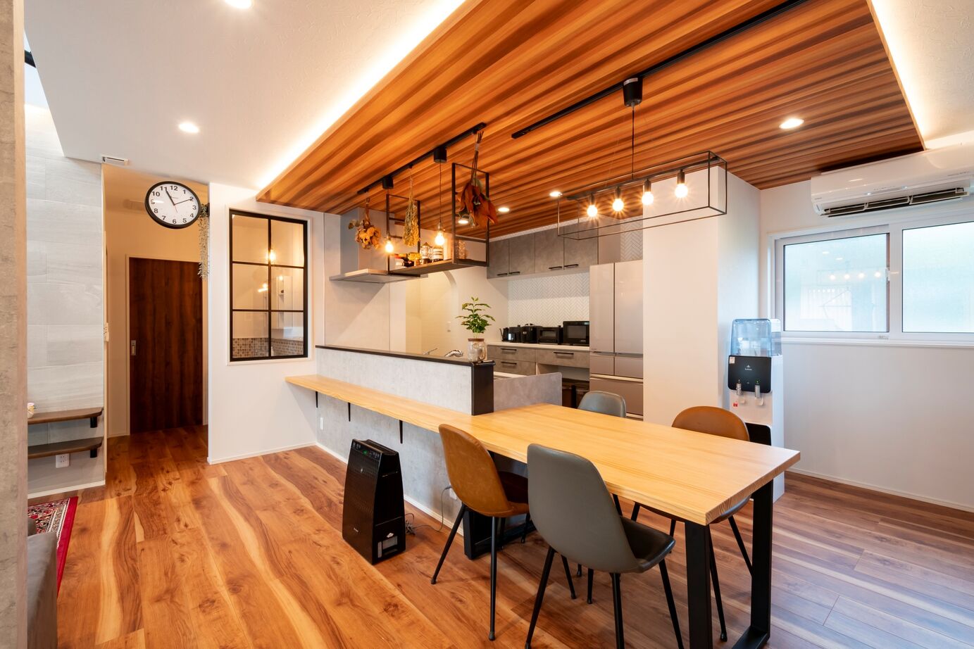 タマホーム 【2000万円台/125.86平米/間取り図有】レッドシダーやアイアン、間接照明の採用など彩り豊かで上質な住まいの建築実例画像1