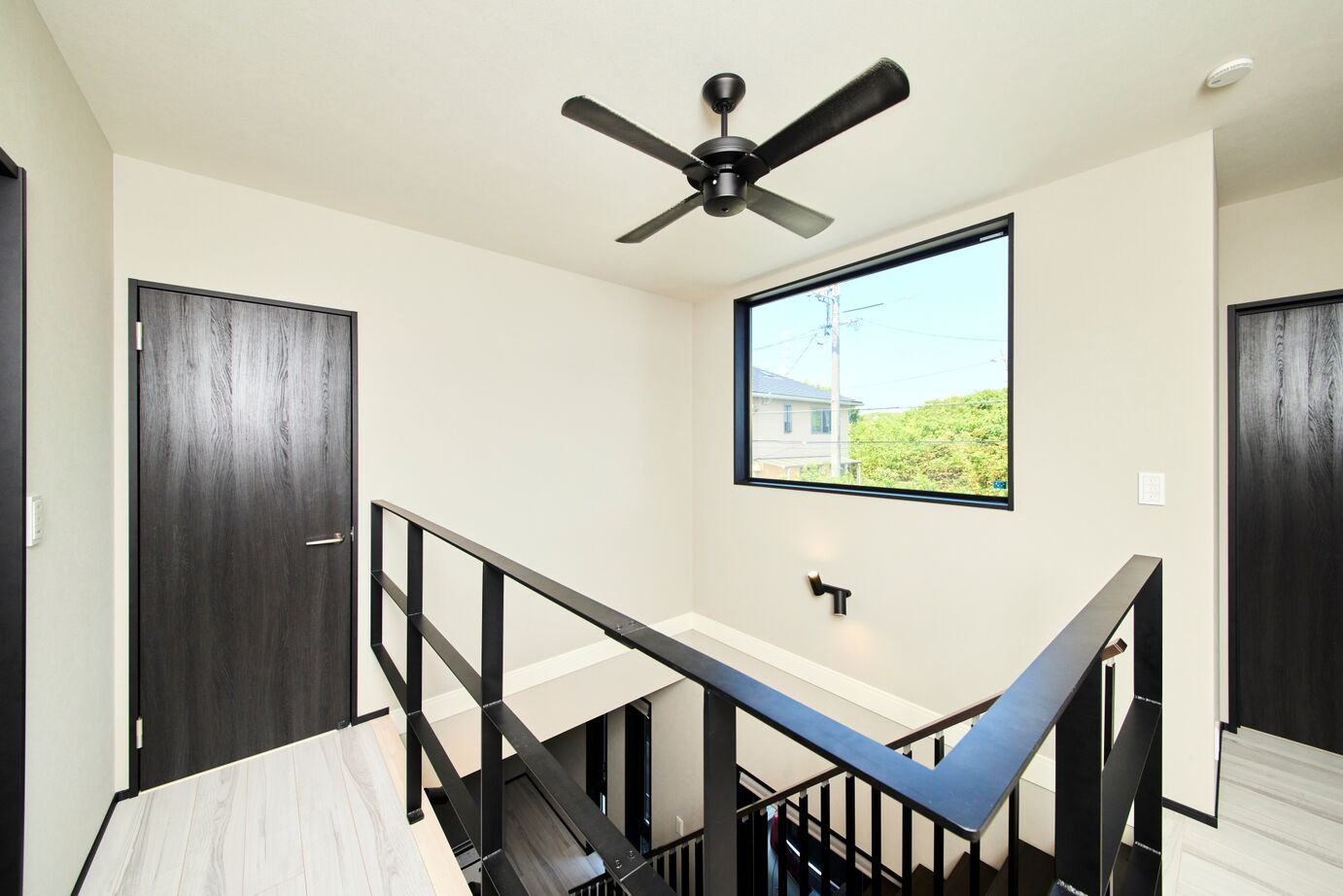 タマホーム 【2000万円台/125.35平米/間取り図有】モノトーンで品良くコーディネートした、いつもきれいを保てる家の建築実例画像9