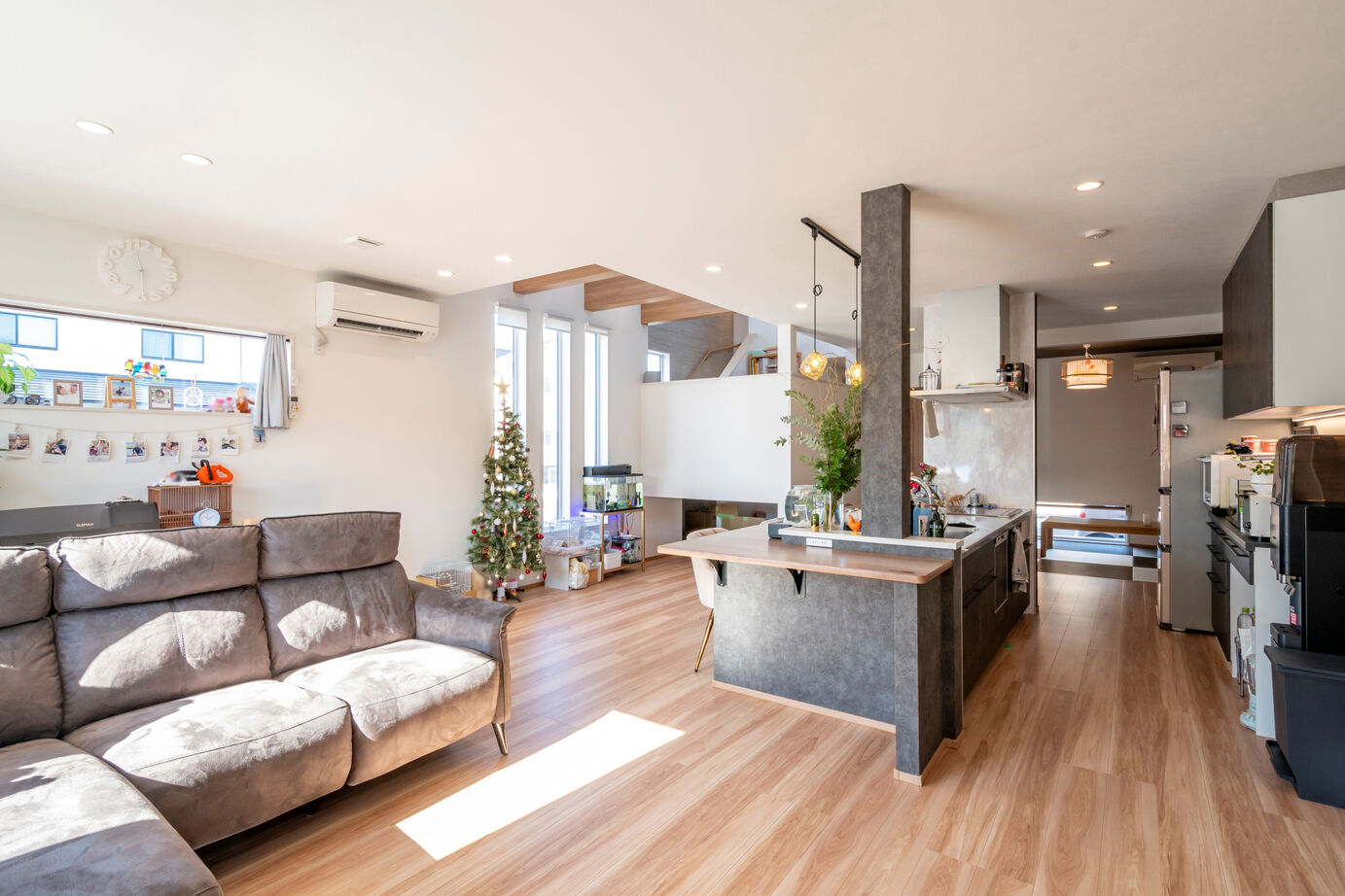 タマホーム 【2000万円台/141.6平米/間取り図有】家族が居心地の良いLDKに集まる、スキップフロアが特徴の上質な住まいの建築実例画像