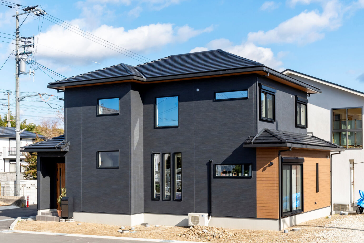 タマホーム 【2000万円台/141.6平米/間取り図有】家族が居心地の良いLDKに集まる、スキップフロアが特徴の上質な住まいの建築実例画像2