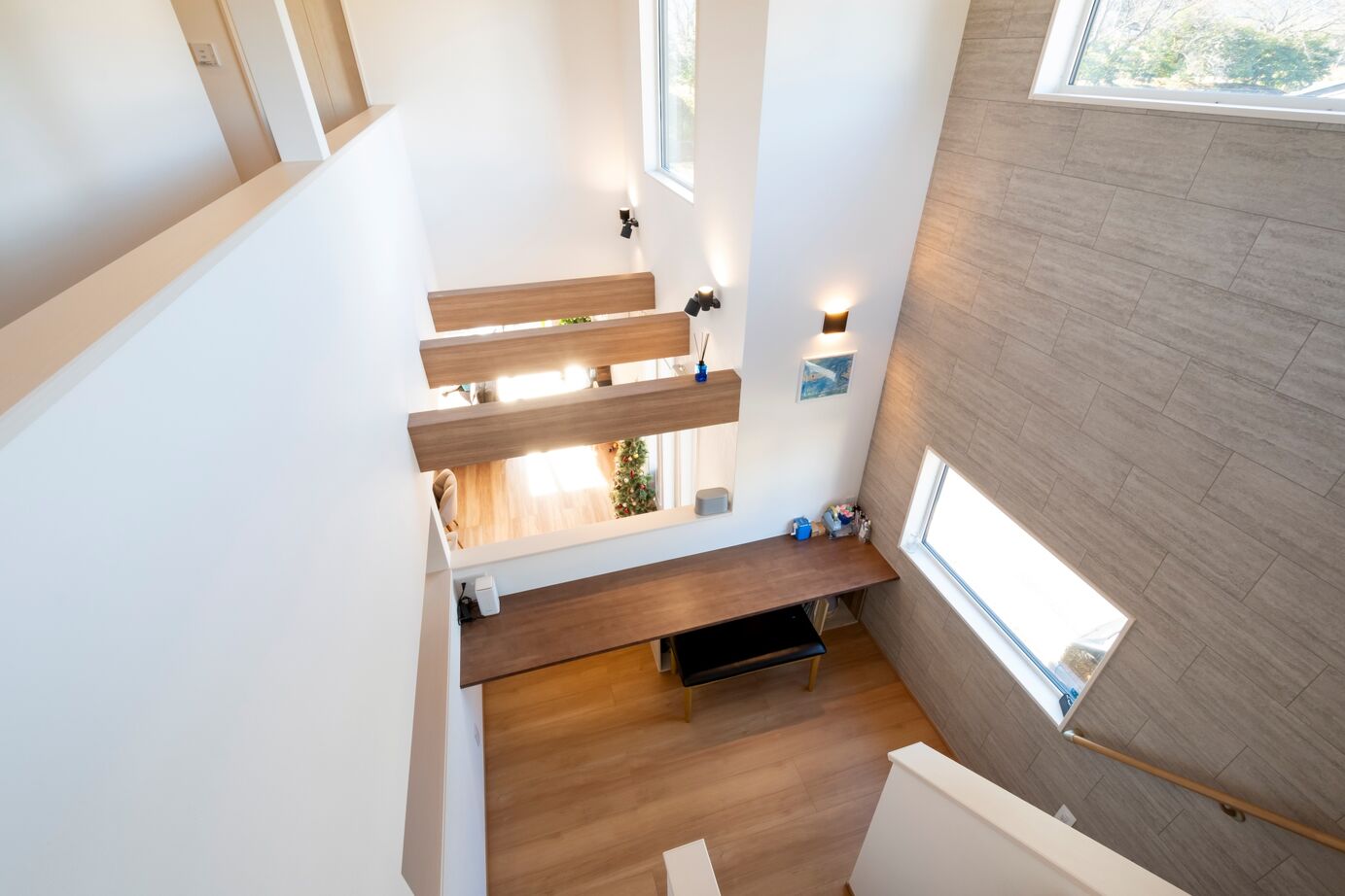 タマホーム 【2000万円台/141.6平米/間取り図有】家族が居心地の良いLDKに集まる、スキップフロアが特徴の上質な住まいの建築実例画像5