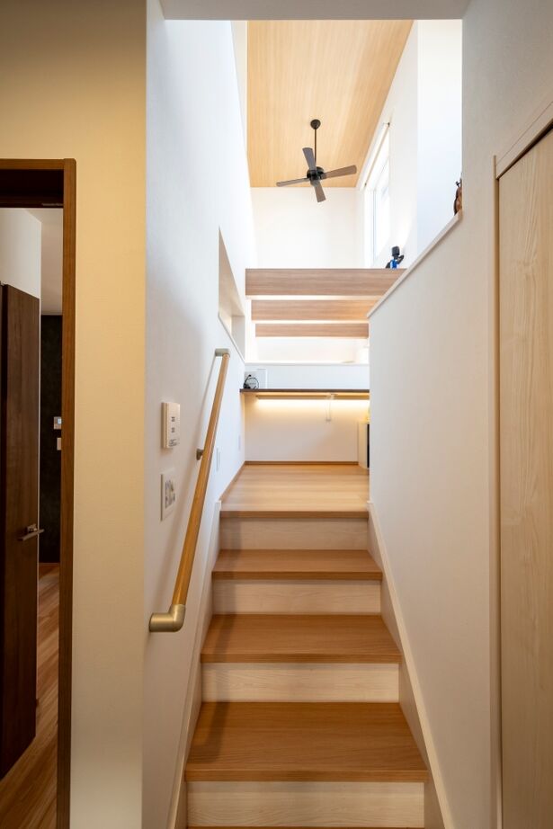 タマホーム 【2000万円台/141.6平米/間取り図有】家族が居心地の良いLDKに集まる、スキップフロアが特徴の上質な住まいの建築実例画像6