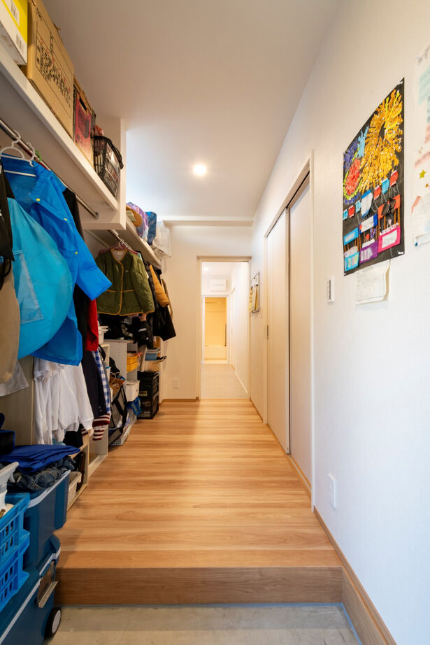 タマホーム 【2000万円台/141.6平米/間取り図有】家族が居心地の良いLDKに集まる、スキップフロアが特徴の上質な住まいの建築実例画像8