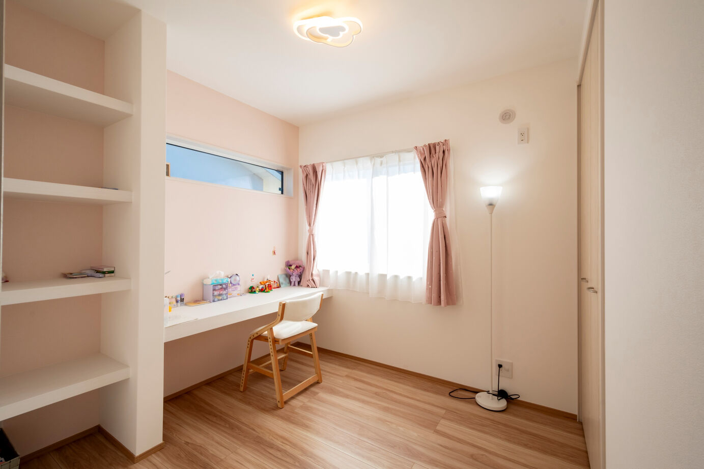 タマホーム 【2000万円台/141.6平米/間取り図有】家族が居心地の良いLDKに集まる、スキップフロアが特徴の上質な住まいの建築実例画像13