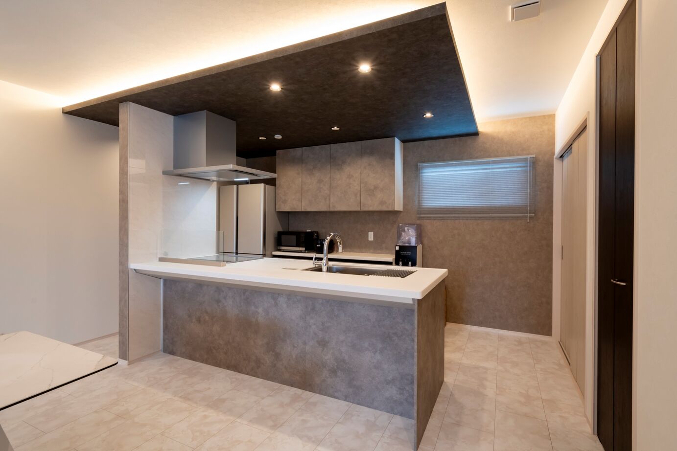 タマホーム 【3000万円台/171.42平米/ホテルライク】ガレージと広いテラスの贅沢。洗練美が際立つ平屋の住まいの建築実例画像5