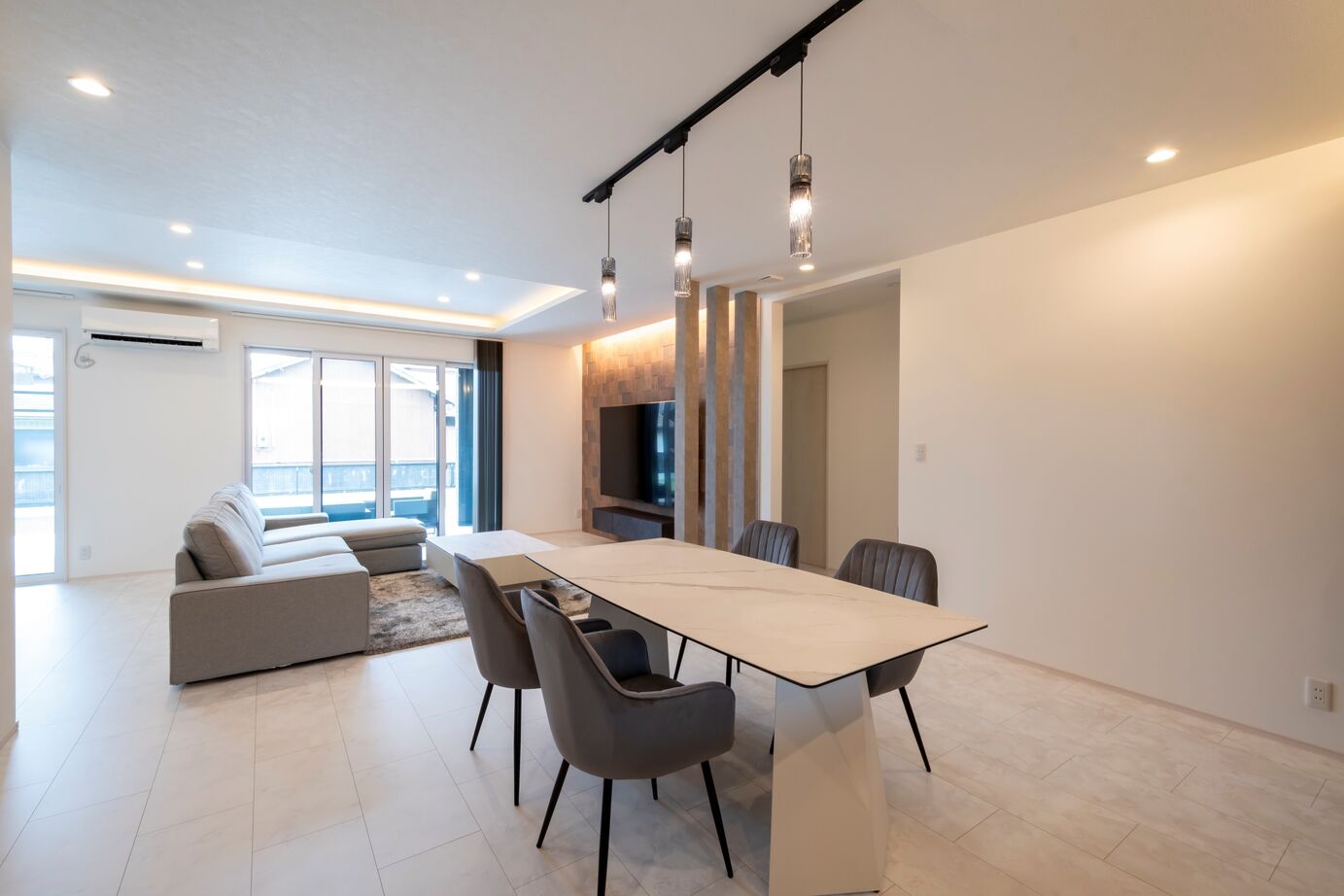 タマホーム 【3000万円台/171.42平米/ホテルライク】ガレージと広いテラスの贅沢。洗練美が際立つ平屋の住まいの建築実例画像6