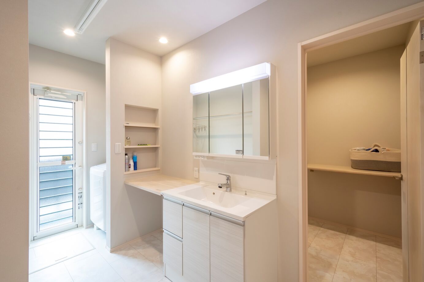 タマホーム 【3000万円台/171.42平米/ホテルライク】ガレージと広いテラスの贅沢。洗練美が際立つ平屋の住まいの建築実例画像12