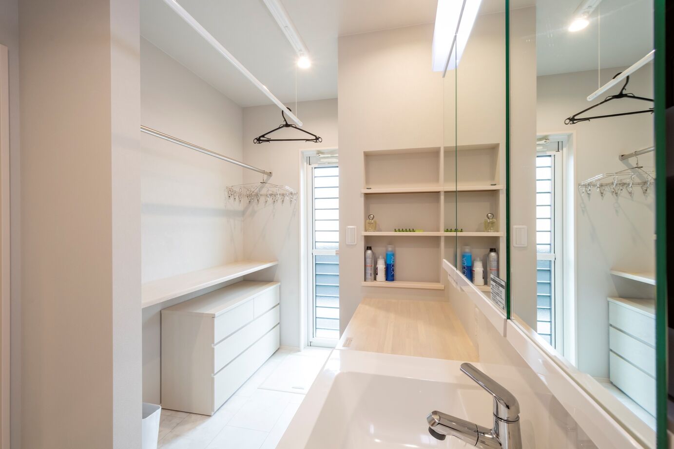 タマホーム 【3000万円台/171.42平米/ホテルライク】ガレージと広いテラスの贅沢。洗練美が際立つ平屋の住まいの建築実例画像13