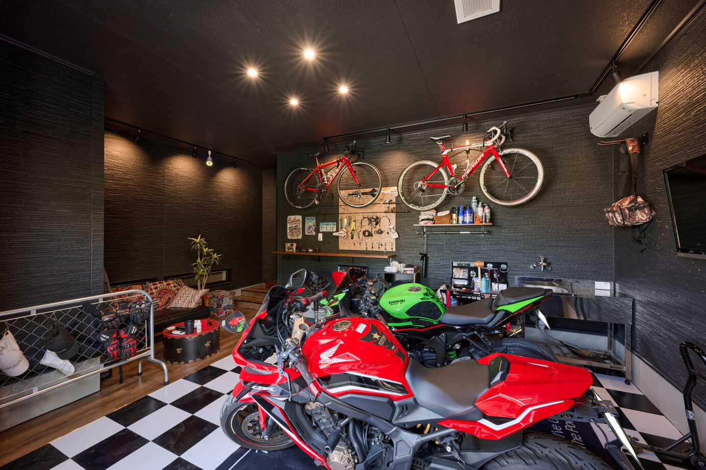 タマホーム 【3000万円台/117.99平米/間取り図有】夢を叶えたバイクガレージハウス。メンテナンスも楽しい最高の休日の建築実例画像