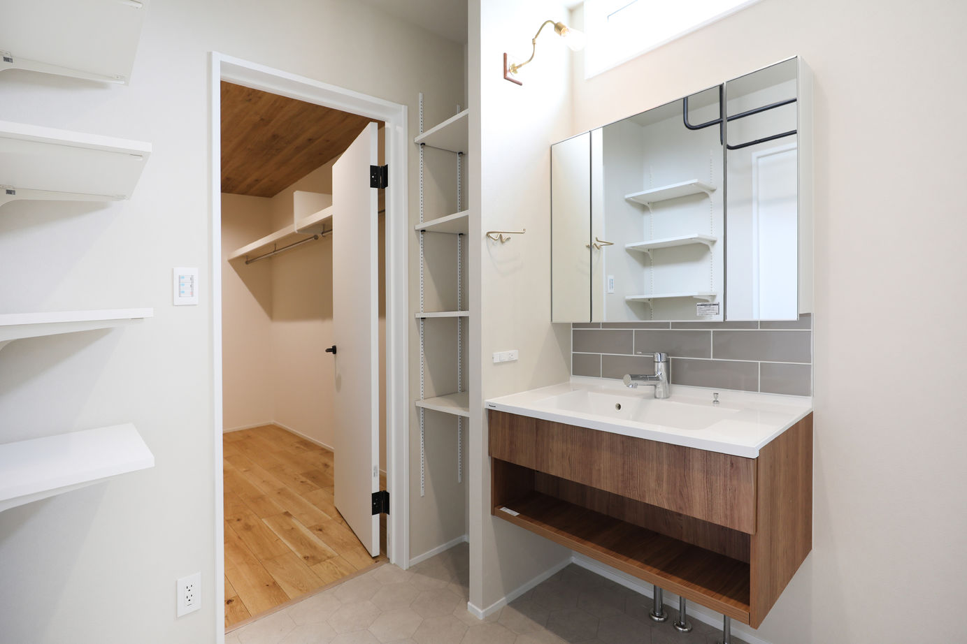 A&Cテクノハウス 【2000万円台前半/廿日市市】大きなファミリークロークがある収納上手な家の建築実例画像9