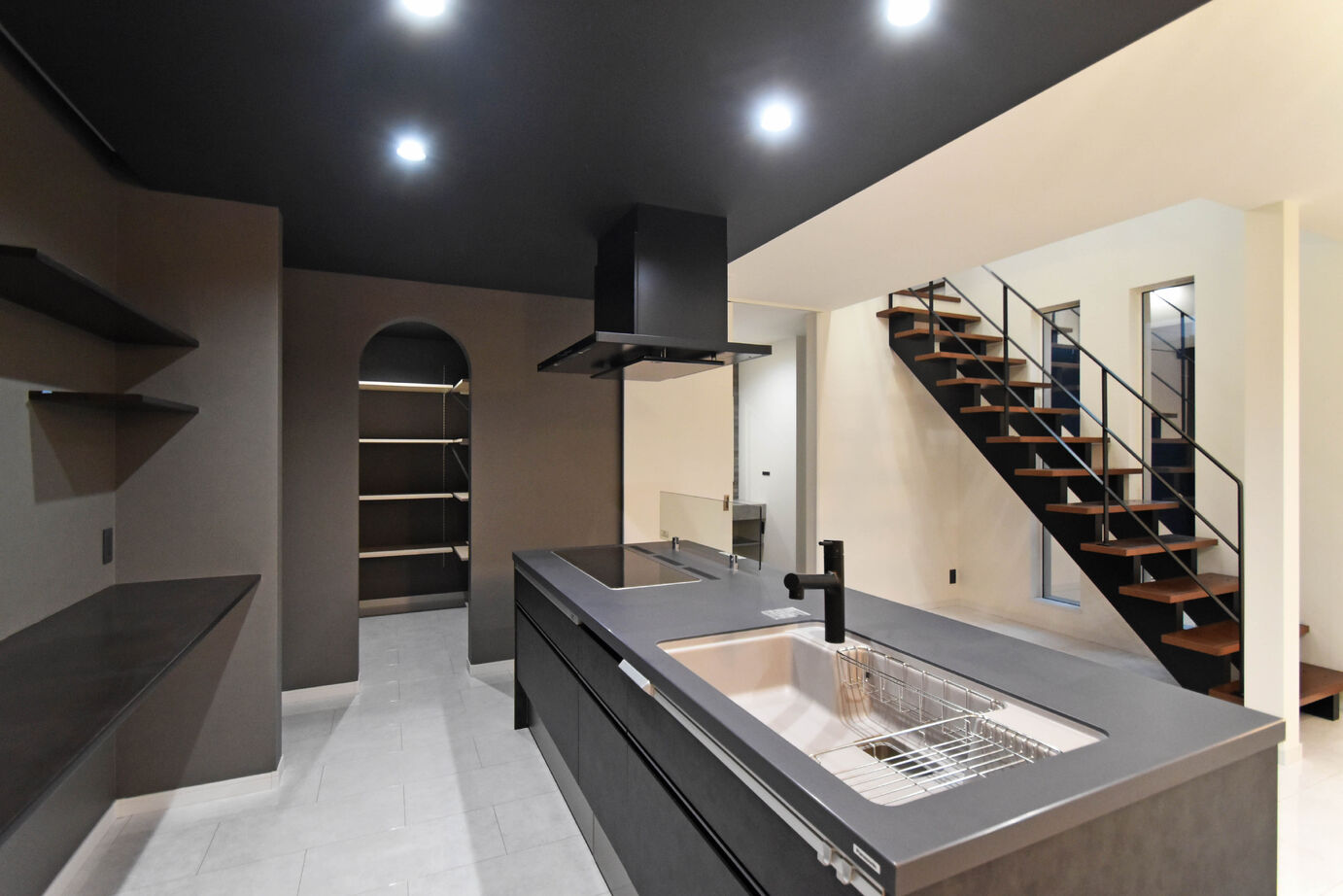 A&Cテクノハウス 【中庭/吹き抜け/大人の空間づくり/2000万円台/廿日市市】おしゃれな大人の住空間！リビング階段のある家の建築実例画像2